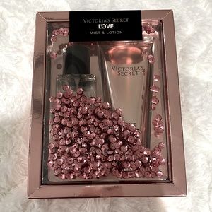 VICTORIAS SECRET LOVE fine fragrance mist and lotion gift set